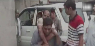 Qabil-e-compliments: BJP legislator lifted the injured on the shoulder to the emergency ward